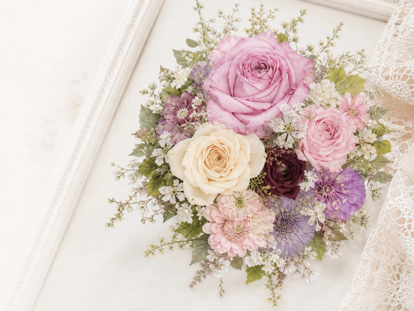 ピンクと白の花を束ねたブーケ